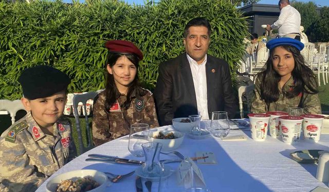 İstanbul Valisi Gül: 'Sokakta birbirine benzemeyen, birbiri gibi düşünmeyen, birbiri gibi giyinmeyen herkesin bu darbecilere karşı durduğunu gördük'
