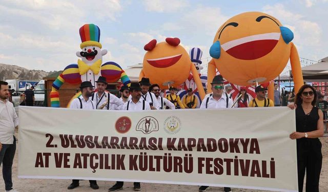 Kapadokya'da güzellikleriyle büyüleyen atlar podyuma çıktı