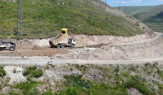 Karacaören grup köy yolunda genişletme çalışmaları sürüyor