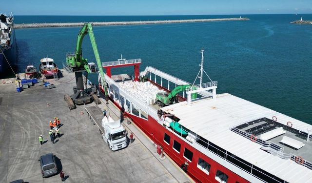Karasu'da karaya oturan gemiyi boşaltma çalışmaları devam ediyor