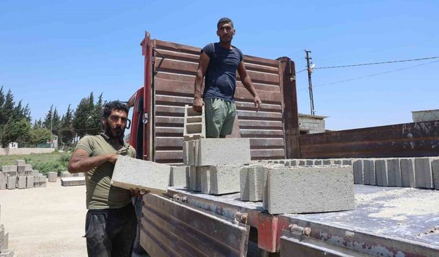 Kavurucu sıcakta birlikte mesai yapan ikiz kardeşler, günde 2 bin 500 briket üretip 5 kamyona yüklüyorlar
