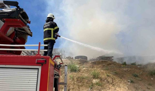 Kırıkhan'da depo yangını