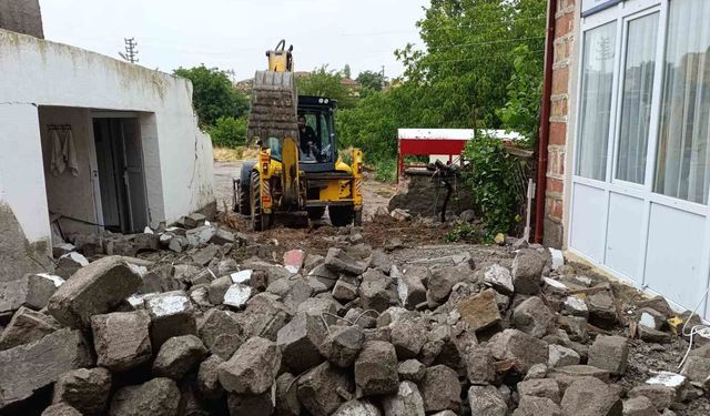 Kırıkkale'de fırtına cami minaresini yıktı