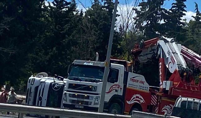 Kırklareli girişinde tır devrildi