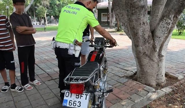 Kırmızı ışıkta geçen ehliyetsiz motosiklet sürücüsüne 85 bin TL para cezası