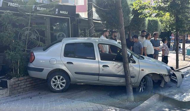 Kontrolden çıkan otomobil iş yerine daldı