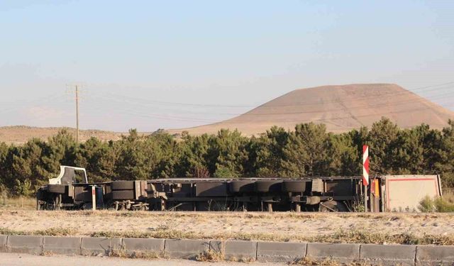 Kontrolden çıkan tır devrildi: 1 yaralı