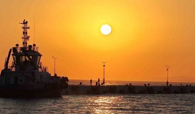 Kuşadası, gün batımında kızıla boyanıyor