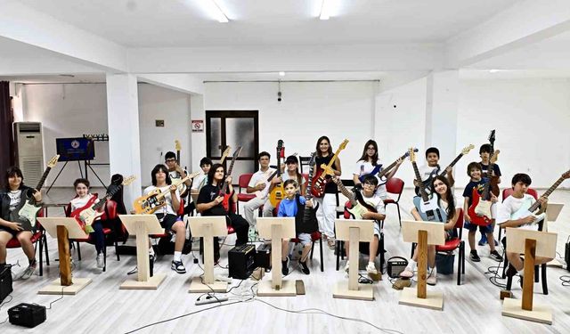 Muratpaşa'da gitarın dört haline çocuklar ve gençlerden ilgi