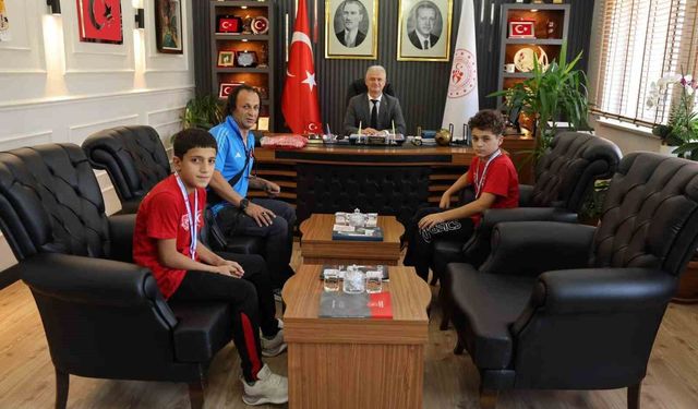 Muş'ta başarılı güreşçiler ödüllendirildi
