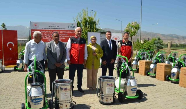 Muş'ta manda yetiştiricilerine süt sağım ve elektrikli yayık makinesi desteği