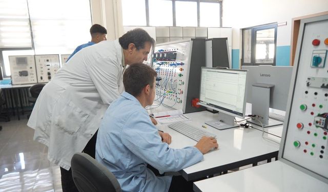 Niğde'de meslek lisesi öğrencileri hem üretiyor hem geleceğe hazırlanıyor