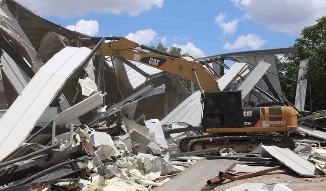 Nilüfer'de toplam 3 bin 300 metrekarelik 3 kaçak yapı yıkıldı