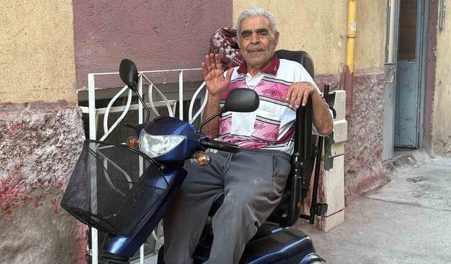 Oğlunun akülü tekerlekli sandalyesini yaktığı babaya akülü araç hediye edildi
