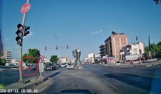 Otomobile çarpan motosiklet sürücüsünün kaskı fırladı, havada takla atıp yere savruldu