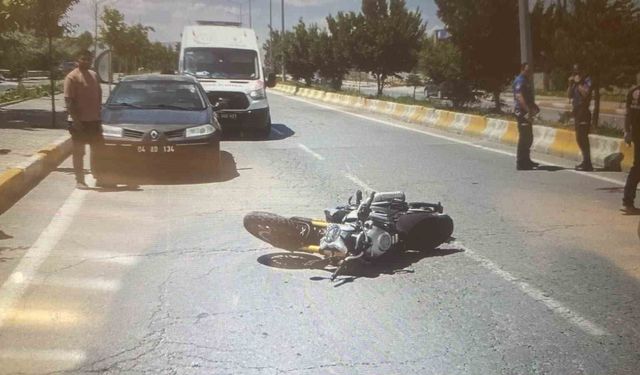 Patnos'ta motosiklet sürücüsü metrelerce sürüklendi