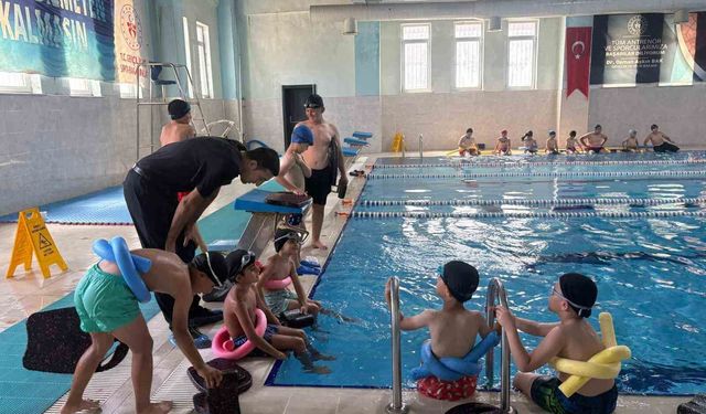 Patnos'ta 'Yüzme Bilmeyen Kalmasın' Projesiyle çocuklar yüzme öğreniyor