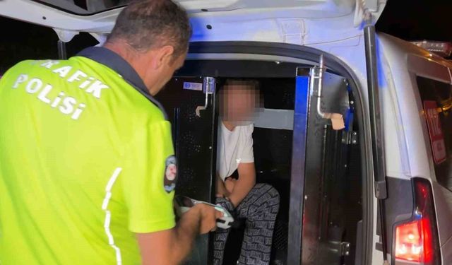 Polisin ehliyet ve kimlik istediği alkollü sürücü, '150 TL param var' dedi