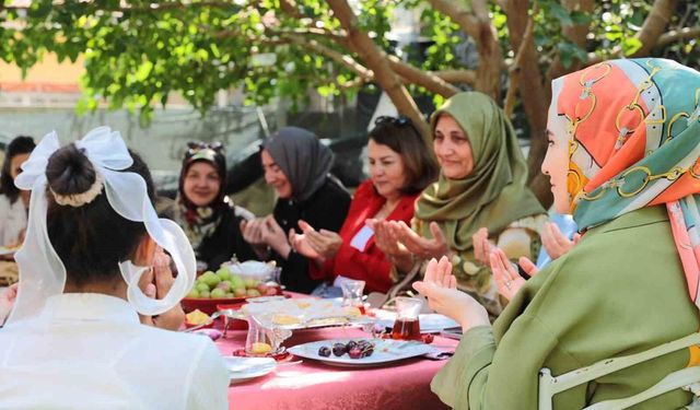 Protokol eşleri koruyucu aileyi yalnız bırakmadı