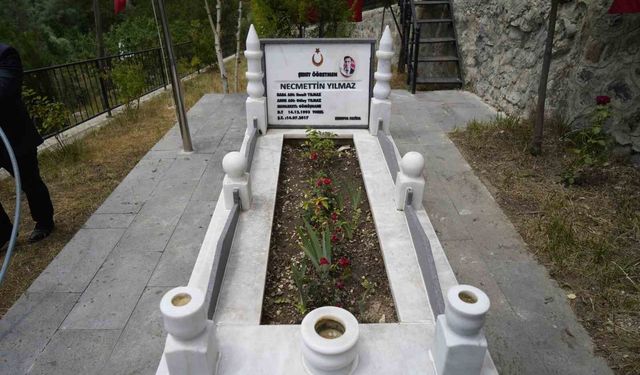 Şehit öğretmen Necmettin Yılmaz şehadetinin 9. yılında kabri başında anıldı