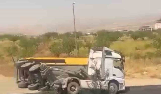Siirt'te kum yüklü bir kamyon devrildi