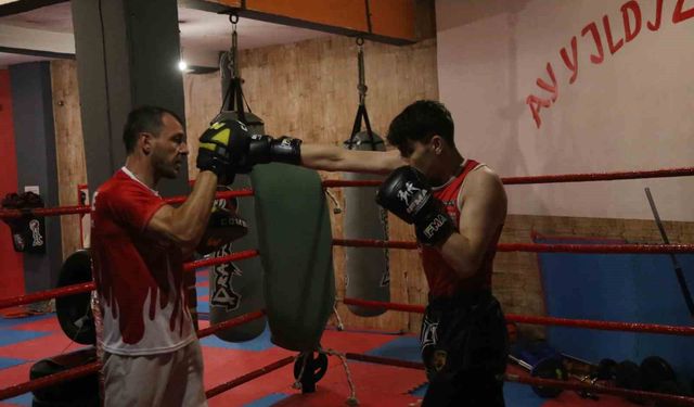 Sokaktan geçerken gördüğü spor salonu hayatını değiştirdi: Şimdi dünya şampiyonluğu peşinde