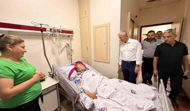Tahmazoğlu'ndan hastalara moral, sağlık çalışanlarına destek ziyareti