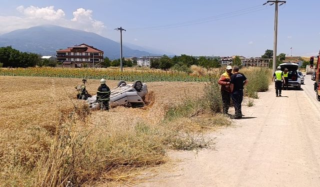 Taklalar atan otomobil buğday tarlasına uçtu: 1 yaralı