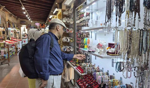 Tarihi külliyedeki lüle taşı stantlarında turist hareketliliği