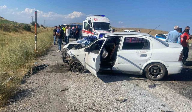 Tatvan'da iki otomobil çarpıştı: 6 yaralı