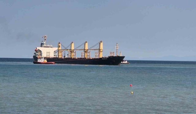 Tekirdağ açıklarında karaya oturan yük gemisini kurtarma çalışmaları sürüyor