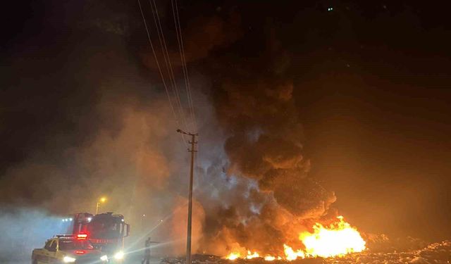 Tekirdağ'da atık döküm alanında yangın: Alevler geceyi aydınlattı