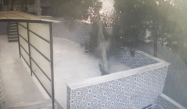Tekirdağ'da tırın çarptığı elektrik direği cami avlusuna devrildi: O anlar kameraya yansıdı