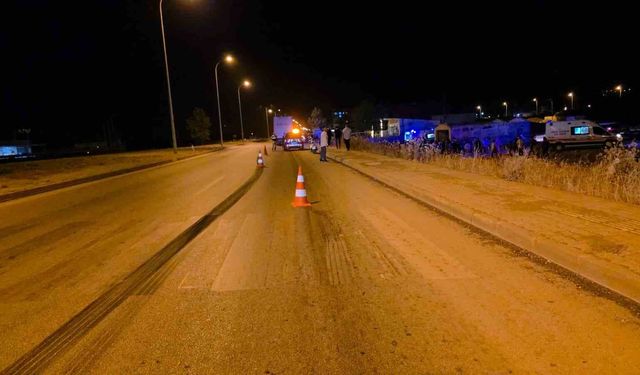Tır sürücüsü metrelerce fren yapsa da 5 kişinin yaralandığı kazayı önleyemedi, o anlar kameraya yansıdı