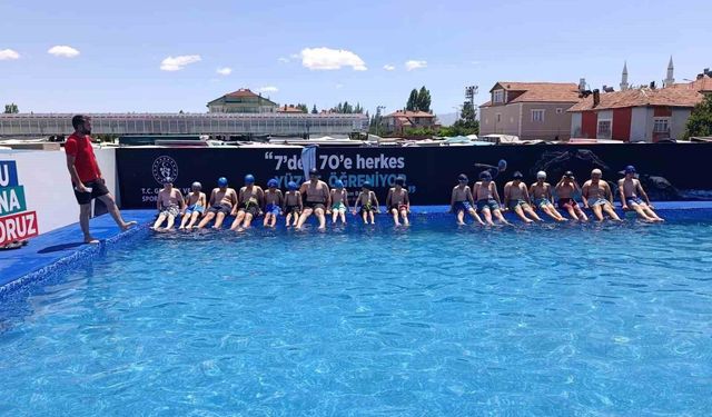 Tomarza'da Yaz Spor Okulları'nda yüzme heyecanı devam ediyor