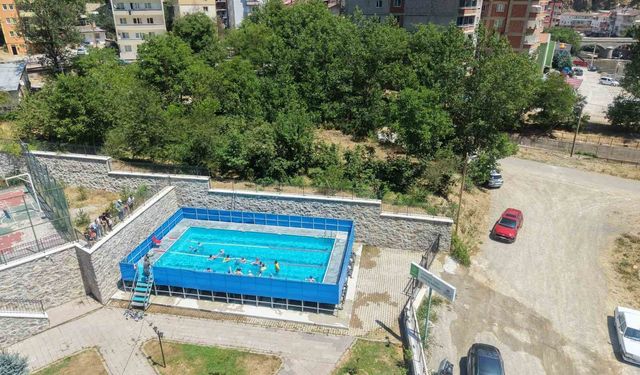 Torul ilçesinde portatif havuzda yüzme eğitimi