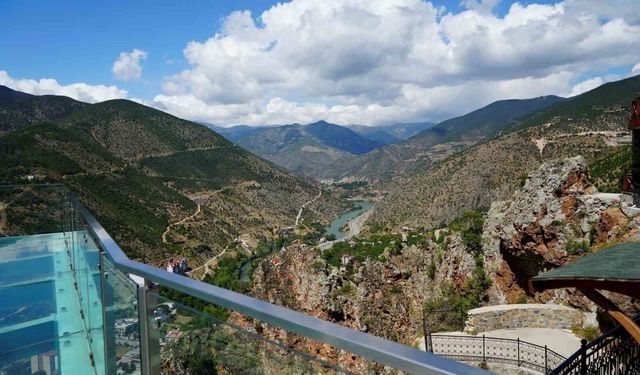 Torul Kalesi Cam Seyir Terası, yaz sıcaklarında ziyaretçilerin uğrak noktası oldu