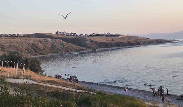 Van'da mavi bayraklı sahilde 'siyah' alarm