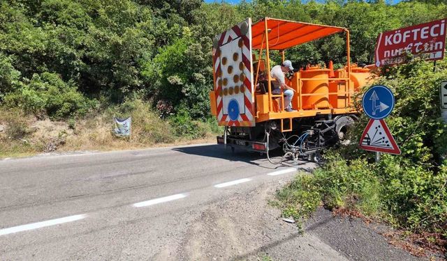 Yalova'da köy yollarında çizgi ve boyama çalışmaları sürüyor