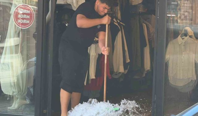 Yalova'da su borusu patladı, 4 iş yerini su bastı