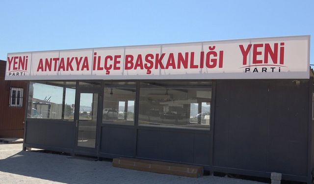 Yeni Parti'nin ilk tabelası Antakya'da konteyner binaya asıldı
