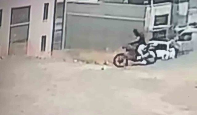 Yüzünü maske takarak gizleyen hırsız, motosikleti kendi malıymış gibi alıp gitti