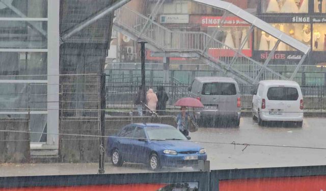 Zonguldak'ta sağanak etkili oldu, vatandaşlar saçak altlarına sığındı