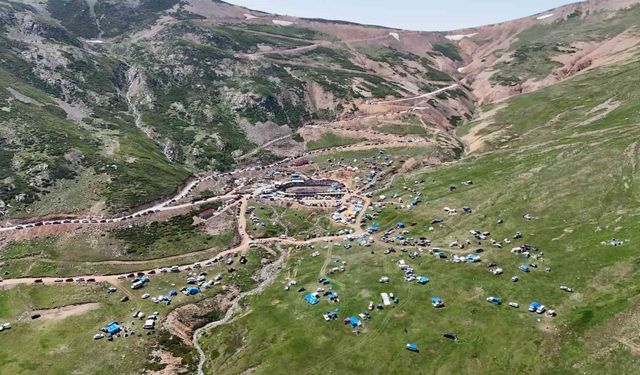 3 Bin rakımdaki Salikvan Yaylası'nda boğa güreşleri nefes kesti