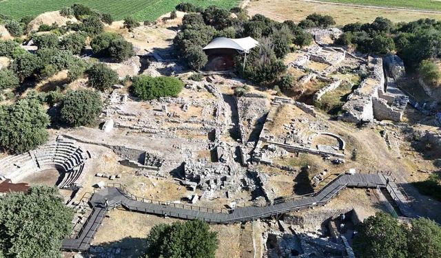 5 bin 600 yıllık medeniyete ev sahipliği yapan Troya Ören Yeri Kazılarında, Troya Savaşı'nın izleri aranıyor
