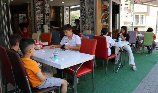 Adana'da anne ve çocuğu üzen lahmacuncuya nispet çocuklara ücretsiz lahmacun dağıttı