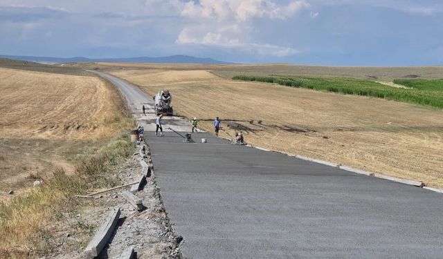 Akyaka'da köy yolları betonla buluşuyor