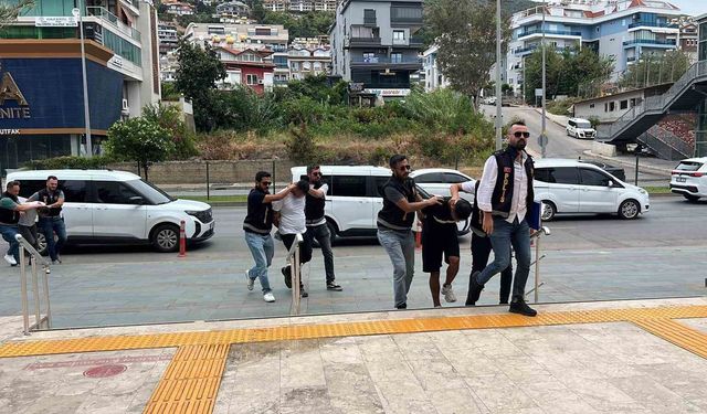 Alanya'da döviz bürosundan 400 bin liralık soygunun 3 şüphelisi adliyeye sevk edildi