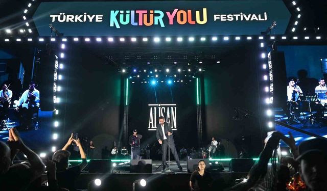 Alişan, Nevşehir Kültür Yolu Festivali'nde sahne aldı