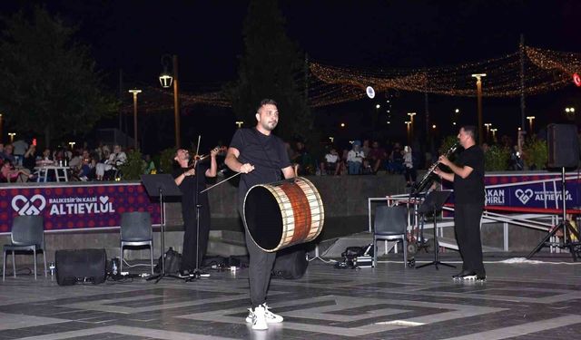 Altıeylül'de müzik dolu gecede Trio sahne aldı